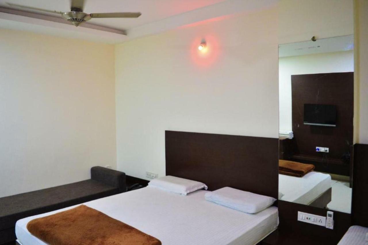 Hotel Maheshwari Avenue Uddzsaín Kültér fotó